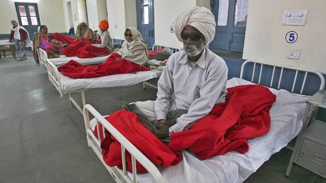 Dokter yang menangani operasi katarak itu diduga tidak menggunakan peralatan medis yang steril. Hal ini menambah panjang daftar malapraktik di India.