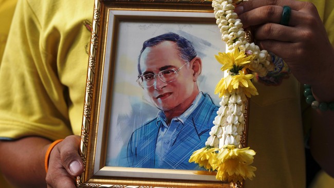 Kondisi raja yang rentan sempat memicu spekulasi dan perpecahan politik soal siapa yang akan meneruskan tahta sepeninggal Bhumibol.
