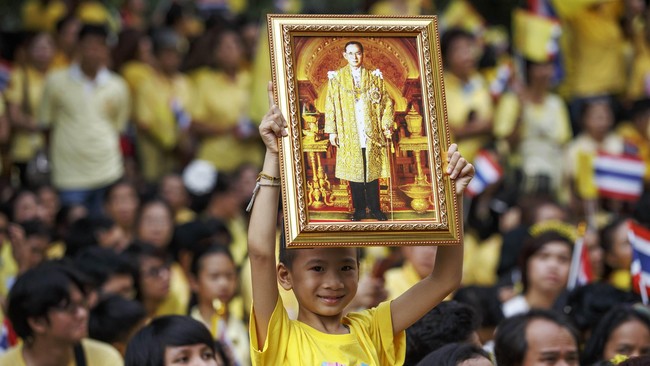Raja Thailand Bhumibol Adulyadej batal tampil di depan publik saat ulang tahunnya, mengecewakan ribuan warga yang berkemah di rumah sakit dan ingin melihatnya.