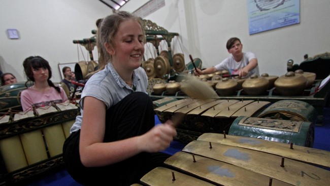 Dr. Soetomo terkenal karena mengangkat permainan gamelan dan mereflesikannya sebagai konsep komunitas yang harmonis. Apa kaitannya dengan ASEAN?
