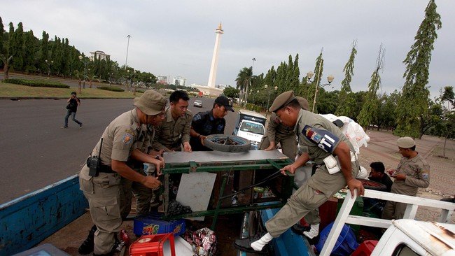 Gubernur DKI Jakarta Basuki Tjahaja Purnama menyatakan akan menindak tegas para PKL yang nekat berjualan di tempat yang tidak semestinya.