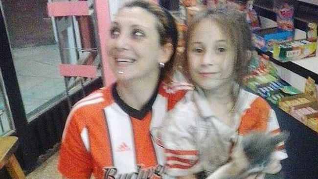 Ibu yang mengajak anak perempuannya menonton pertandingan sepak bola, dipukuli oleh suporter tim lawan. Ia mengalami luka di wajah. Pelakunya masih bebas.