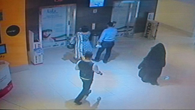 Seorang wanita yang menusuk perempuan AS di toilet sebuah mal di Abu Dhabi ditangkap, tersangka juga menaruh bom di luar kediaman warga AS lain.