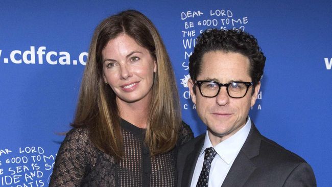 "Tidak ada satu pun dari kita akan berada di sini tanpa adanya kreasi mahakarya dari satu orang itu, ialah George Lucas," kata J.J. Abrams.
