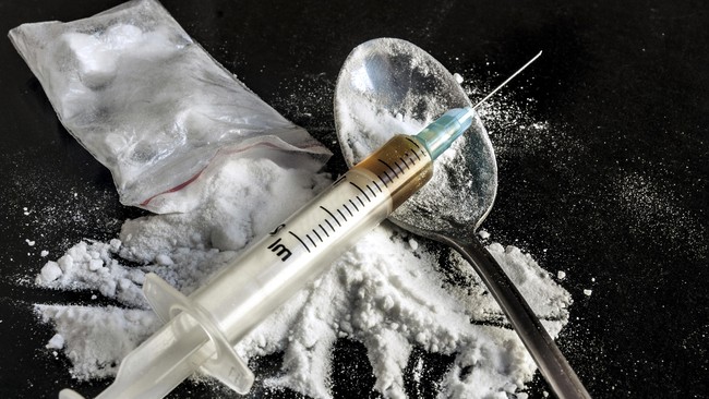 Kepolisian di Pennsylvania, Amerika Serikat, mengunggah video ketika seorang penumpang menyuntikkan heroin di dalam bus hingga nyaris overdosis.