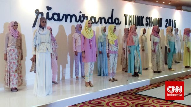 Menjadi desainer bukan hanya soal merancang busana, tapi juga menciptakan tren busana, demikian pula dengan desainer busana muslim Ria Miranda.