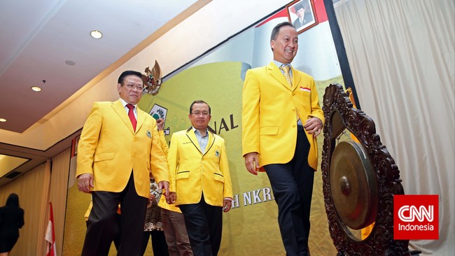Pemilihan Ketua Umum Partai Golkar dalam Munas IX di Jakarta, tiga bertarung, Agung Laksono, Agus Gumiwand dan Priyo Budi Santoso.