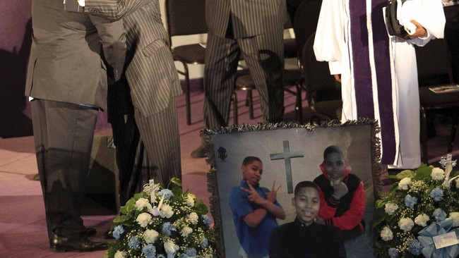 Keluarga Tamir Rice, bocah pembawa pistol mainan yang ditembak mati oleh polisi Cleveland mengajukan gugatan hukum atas kematian Rice.