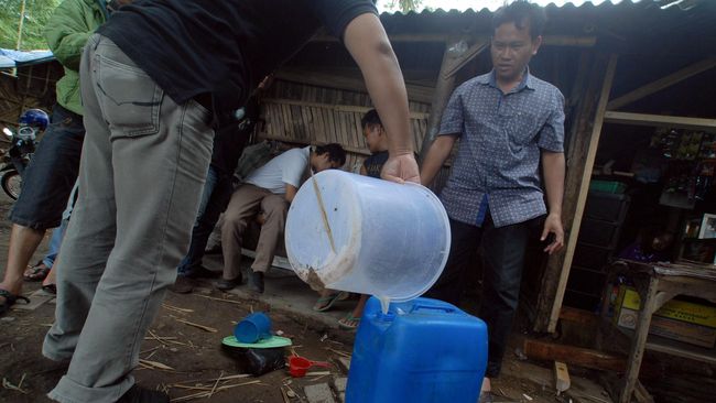 Sudah ada banyak kasus orang yang meninggal setelah mendapat kenikmatan sesaat dari minuman keras oplosan. Sebenarnya kasus ini bukan kasus yang baru.