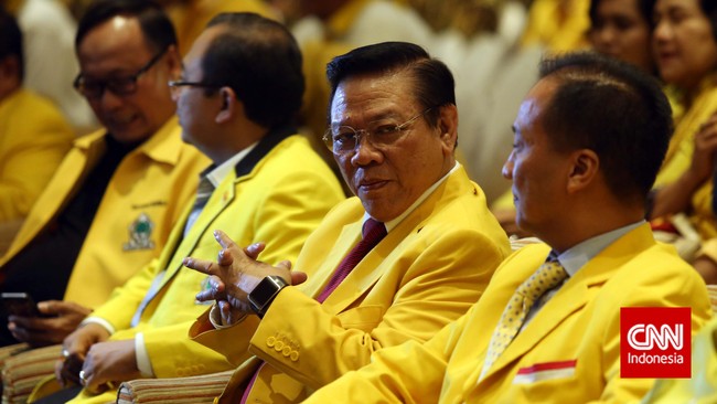 Kubu Agung Laksono telah lebih dulu bertemu para senior Golkar di kantor JB Sumarlin, tokoh penting era Soeharto. Pertemuan itu terjadi sebelum Munas digelar.