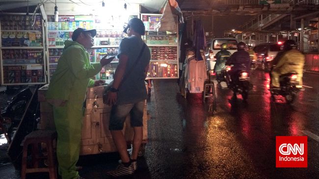 Deretan gerobak putih kecil berjajar di Matraman saat malam hari. Gerobak ini bukan menjual makanan lezat, tapi obat kuat alias pembangkit gairah bercinta.
