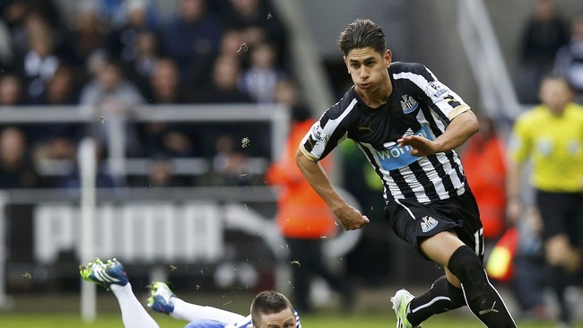 Bermain dengan 10 orang, Newcastle mampu menundukkan pimpinan klasemen sementara Chelsea dengan skor 2-1 dengan dua gol diciptakan Papiss Cisse.