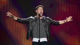 Jadi Model, Nick Jonas Tiru Gaya Seksi Mark Wahlberg