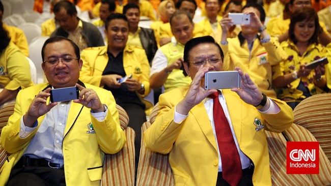 Ketua Umum Partai Golkar versi Munas Ancol Agung Laksono memenuhi undangan Presiden Joko Widodo untuk datang ke Istana Kepresidenan. 