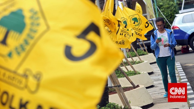 Golkar mengedepankan tema persatuan keluarga besar Golkar dalam perayaan Natal nasional yang akan digelar besok di Balai Sarbini, Jakarta.