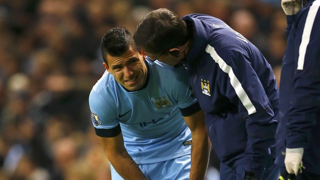 Manchester City membuka peluang untuk memperkecil selisih angka dari Chelsea setelah mampu unggul 1-0 di babak pertama dari tamunya, Everton.
