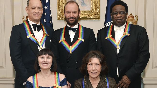 Berkat kiprah seninya yang mumpuni, Tom Hanks, Sting, Al Green, Patricia McBride dan Lily Tomlin, dianugerahi penghargaan bergengsi ini.