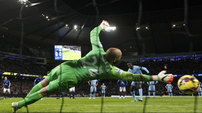 Gol penalti Yaya Toure yang dicetak di babak pertama mampu membawa Manchester City memang dan memperkecil jarak dari pemimpin klasemen sementara.