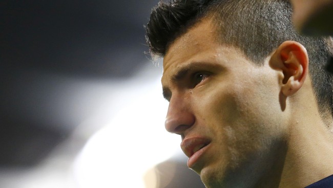 Tangisan Sergio Aguero ketika ia ditarik keluar saat Manchester City melawan Everton berarti City harus melalui jalan terjal di Liga Champions, Rabu nanti.