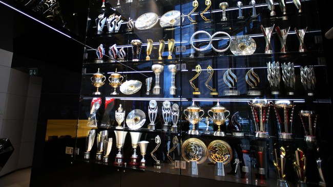 Enam pencuri dengan dua mobil menerobos markas Red Bull di Milton Keynes, Inggris, dan mencuri 60 piala yang dipajang di sana.