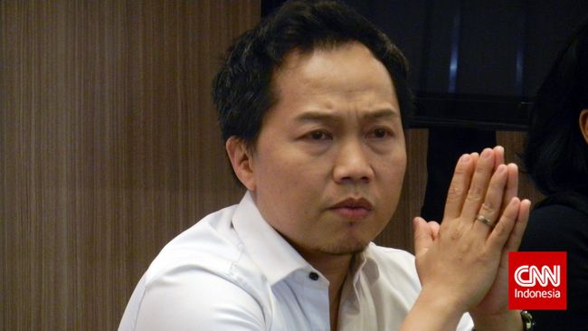 Sandhy Sondoro disandingkan dengan Nardji dalam iklan terbaru sebuah air mineral. Sandhy mengaku pesan iklan itu positif.
