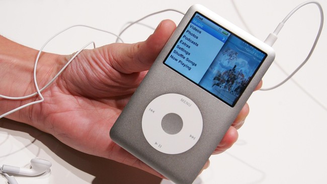 Meski sudah tak diproduksi namun permintaan iPod Classic masih tinggi. Harganya pun melambung, bahkan ada yang dibanderol Rp 12,8 juta.