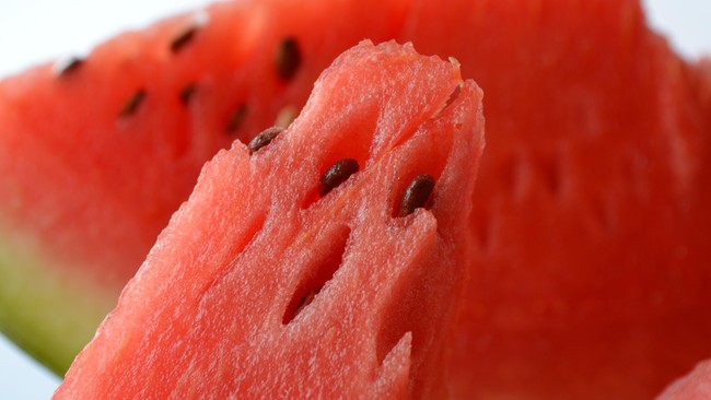 Semangka memberikan 46 kalori per mangkuk, 20 persen vitamin C dan 17 vitamin A.