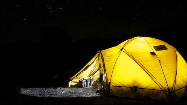 Petir adalah risiko yang harus dihadapi para pendaki ketika berada di puncak gunung dalam kondisi hujan. Berikut adalah cara untuk terhindar risiko itu.