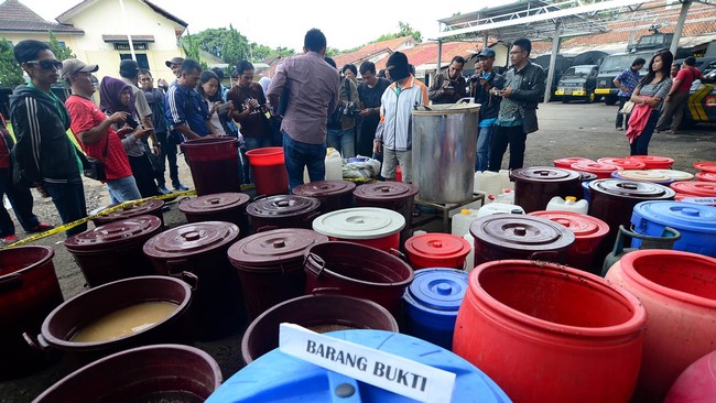 Pabrik miras Cap Tikus milik WN China digerebek polisi di Maros, Sulsel. Pabrik berdiri dengan kedok usaha tahu, namun dicurigai oleh warga.