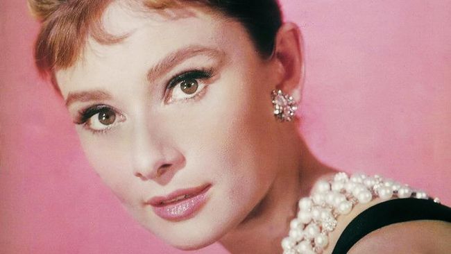 Surat-surat peninggalan mendiang aktris Inggris, Audrey Hepburn, sukses dilelang, di London, baru-baru ini.