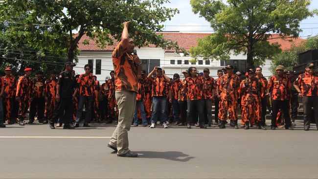 Polisi menetapkan dua orang tersangka dalam kasus bentrokan antara ormas Forum Betawi Rempug (FBR) dan Pemuda Pancasila (PP) di Pasar Lembang, Ciledug.