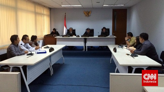Ketua PSSI menolak lembaga yang ia pimpin disebut tak transparan dalam mengelola keuangan. Ia pun menegaskan akan mempelajari keputusan Komisi Informasi Pusat.