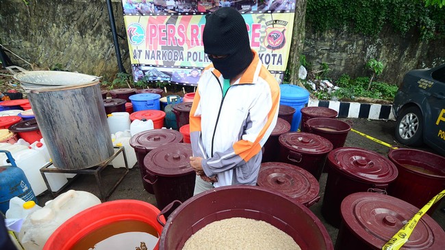Pasal 137 Undang-undang Pangan mengancam pelaku miras oplosan denghan&nbsp;pidana penjara maksimal lima tahun dan denda maksimal&nbsp;Rp10 miliar.