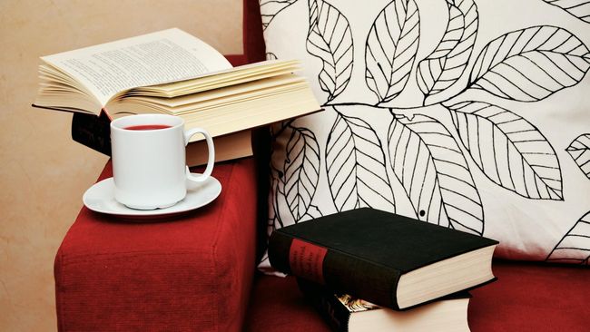 Empat atau lima tahun belakangan novel menyajikan cerita yang mengumbar adegan percintaan yang terlalu mesra. Bahkan, itu dilakukan pasangan yang belum menikah.