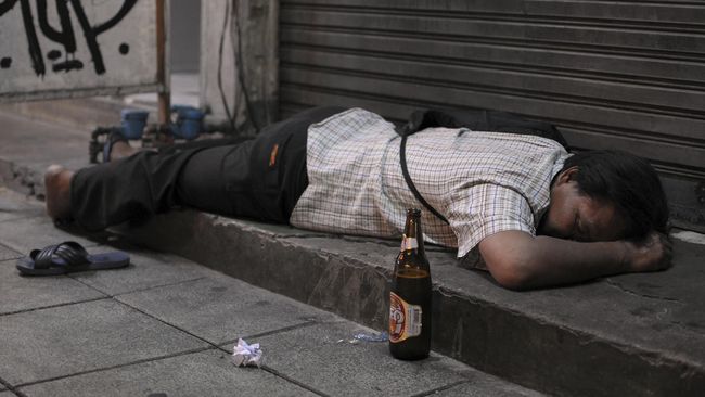 Secara kesehatan, minuman alkohol memang merugikan, apalagi dicampur dengan kandungan yang tidak jelas. Miras oplosan bisa jadi cara cepat menuju liang lahat.