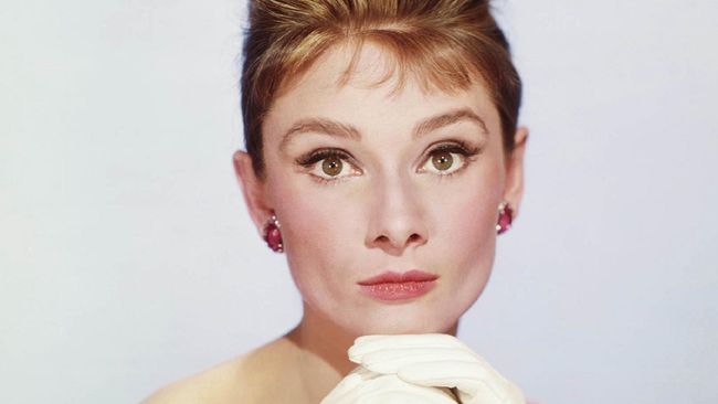 Ingin mengulang sukses lelang di tahun 2006, barang koleksi pribadi Audrey Hepburn termasuk gaun rancangan Givenchy akan dilelang dengan harga awal Rp100 juta.