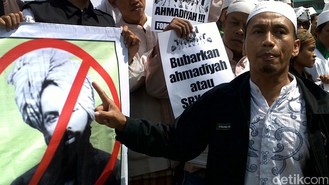 Komnas HAM menilai payung hukum melindungi kebebasan beragama diperlukan untuk memutus mata rantai kekerasan atas agama.