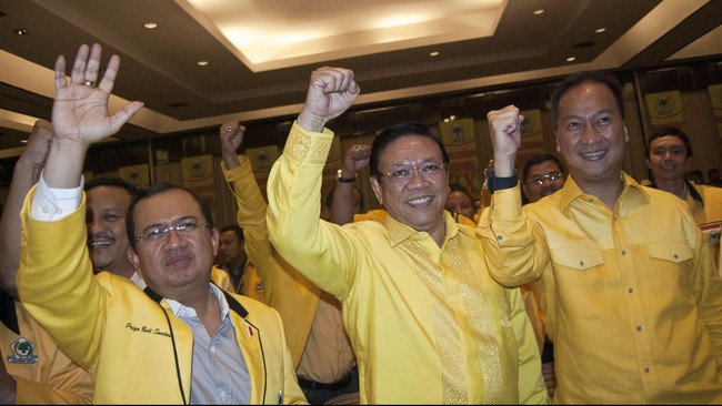 Untuk bertarung di jalur hukum dengan kubu Aburizal Bakrie, Agung Laksono menggaet pengacara senior Adnan Buyung Nasution.