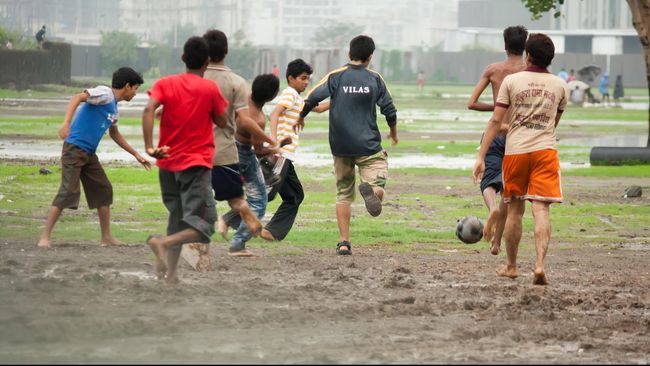 Cara menendang dengan kaki bagian luar dalam permainan sepak bola terbagi dalam tiga tahap, yakni sikap awal, gerakan mengumpan, dan sikap akhir.