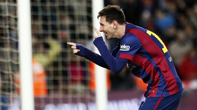 Skuat Barcelona melakukan latihan terbuka yang disaksikan ribuan suporter di Mini Estadi. Hanya Lionel Messi dan Rafinha yang absen pada latihan ini.