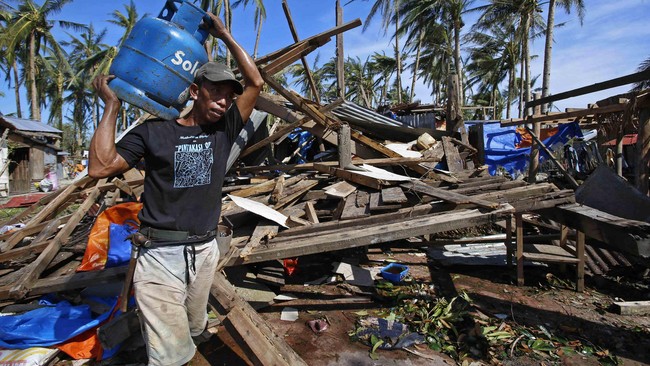 Filipina menghentikan seluruh aktivitas di ibukota Manila, seiring kedatangan topan Hagupit. Sektor pertanian di Filipina merugi lebih dari Rp271 miliar.