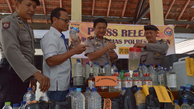 Lhani dan Tim Davies, orang tua Liam, remaja yang tewas akibat mengonsumsi minuman alkohol bermetanol di Gili, Lombok, itu mendirikan yayasan L.I.A.M.