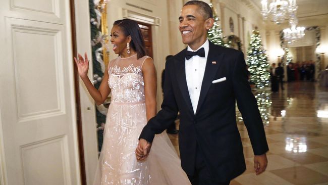 Dalam sebuah kesempatan, Michelle Obama mengungkap suaminya hampir tak pernah berganti setelan jas delapan tahun. Tuksedo yang sama terus ia kenakan berulang.