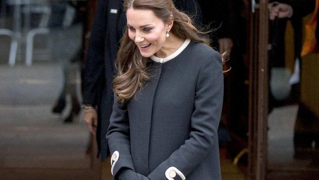 Kate membungkus perut besarnya dengan balutan busana bergaya New Yorker yang serba hitam. Namun coat seharga Rp 13 juta ini ternyata ada tambalannya.