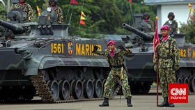 Para anggota korps marinir TNI ALmemberikan salam Marinir saat pengangkatan Menhan Ryamizard Ryacudu sebagai warga kehormatan ke-34 korps marinir.