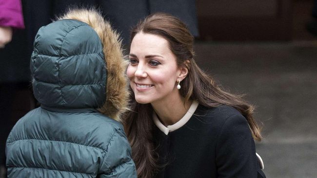 Dalam kunjungannya ke New York, Kate Middleton tampak cantik dengan coat dan sepatu hak tinggi berwarna hitam meskipun sedang hamil.