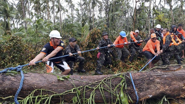 Tim SAR Filipina berjuang membantu korban badai Hagupit di daerah timur Filipina yang dikenal sebagai sarang kelompok pemberontak Maoist.