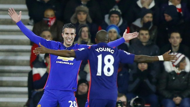 Berkat torehan dua golnya ke gawang Southampton, Robin van Persie menjadi pemain kesepuluh yang mampu mencetak 140 gol atau lebih di Liga Primer.