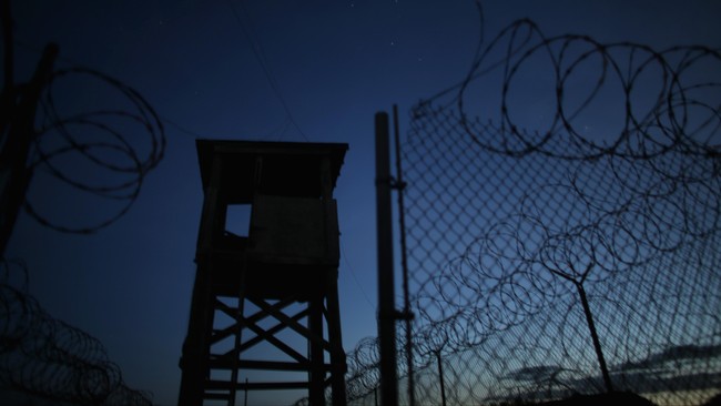 Untuk pertama kalinya, jumlah tahanan di Guantanamo tak mencapai 100 orang setelah 10 narapidana asal Yaman dikirim ke Oman pada Kamis (14/1).