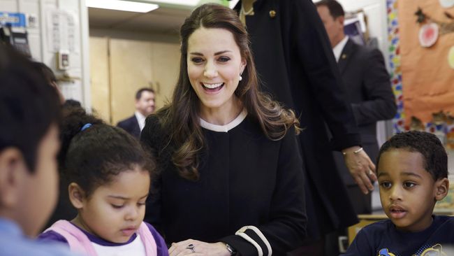 Tidak berambut pirang dan bermata biru, namun anak-anak di sebuah institusi di New York menganggap Kate Middleton sebagai Elsa di film Frozen.